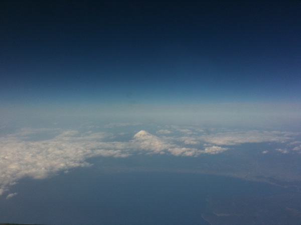 上空からみた富士と駿河湾。
