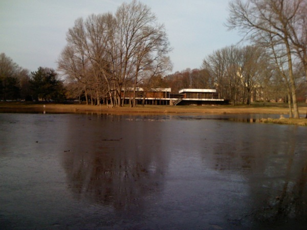 気温が15度あるのに凍ったままの池。