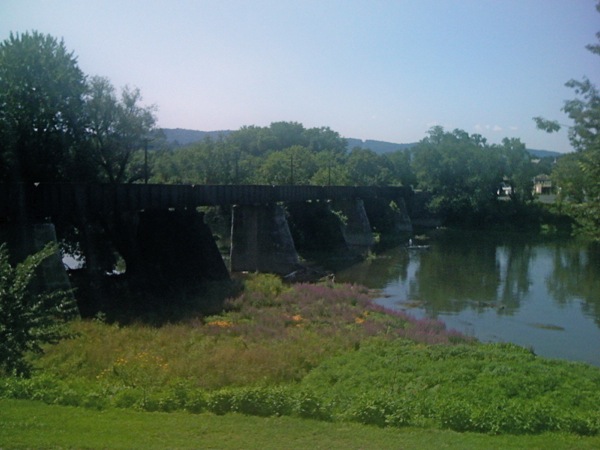 Juniata 川を越える Amtrak の鉄橋。