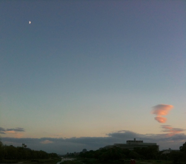 鴨川からのぞむ夕焼けと月。