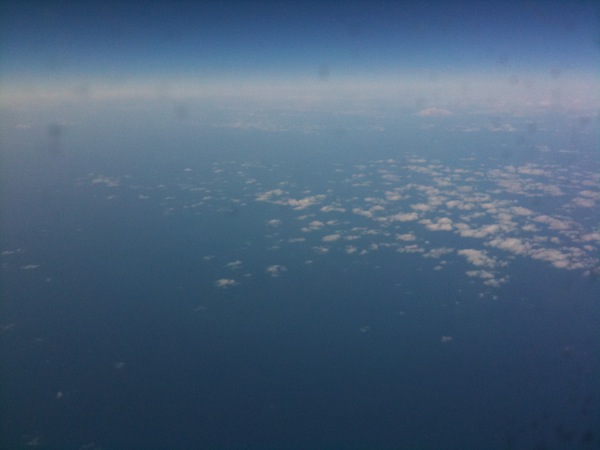 千島列島の北端あたりを望んでいるはず。右方に見えるのは阿頼度山ではないかと思うが定かでない。