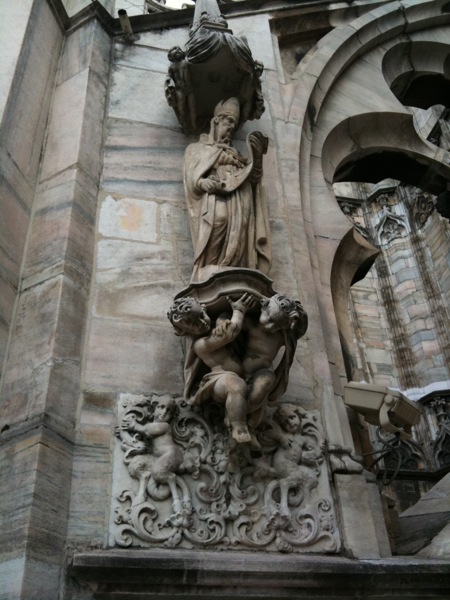 大聖堂外部の数ある彫刻のひとつ。
