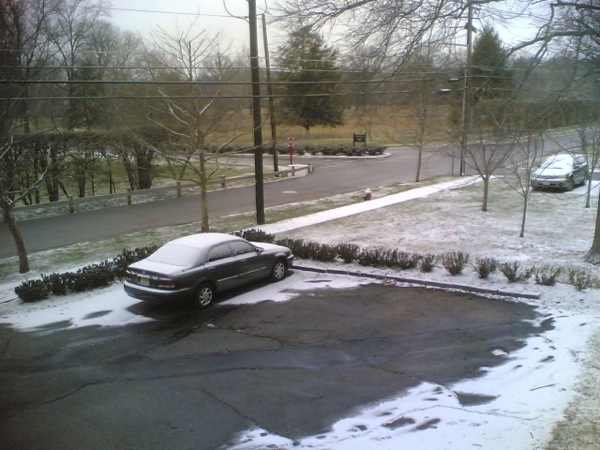 雪です。夜のうちは道も真っ白だったので、除雪車が来たのだと思います。