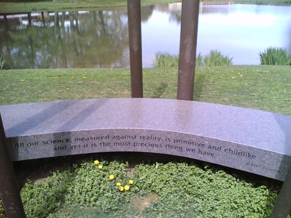 池の側の碑。