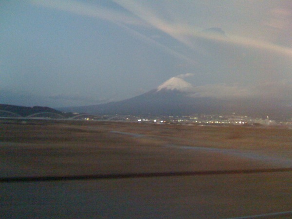 富士川の鉄橋から望む富士。新幹線の車窓から。