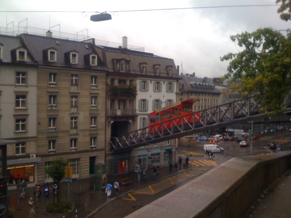 これは Zurich の Central 駅から ETH まで登る為だけのケーブルカーです。