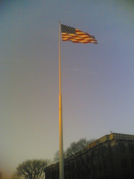 夕陽に映える大学構内の星条旗。