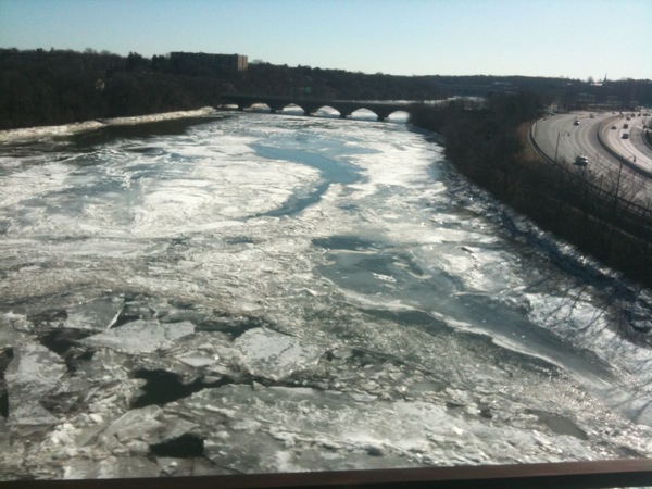 凍った Raritan 川。撮影は1/10。