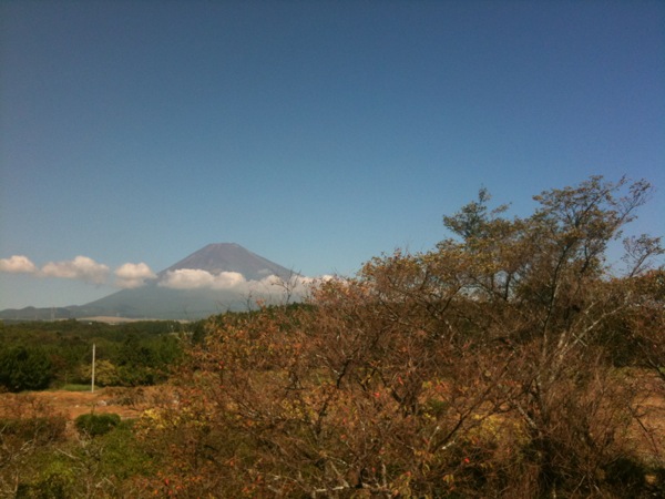 前に雲の並ぶ富士。