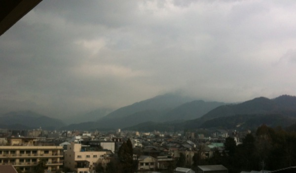 雲をまとう京の山。