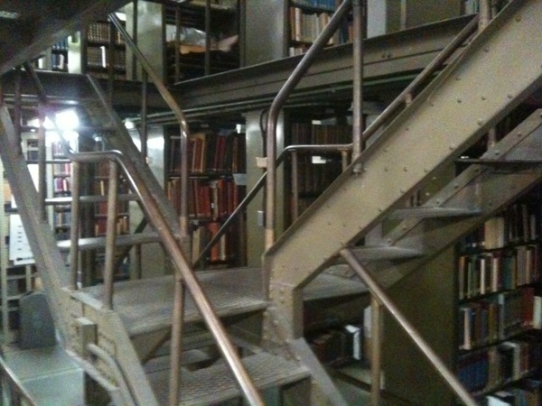 総合図書館書庫。