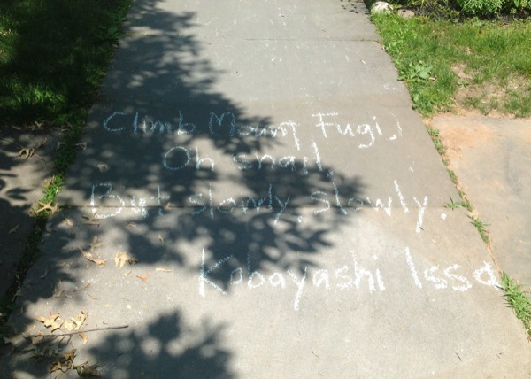 小林一茶の俳句が歩道に書いてあります。