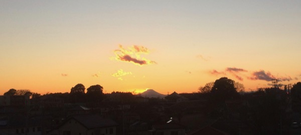 今日の富士も燃えるようです。偶然か、12/5の写真と同じ場所です。