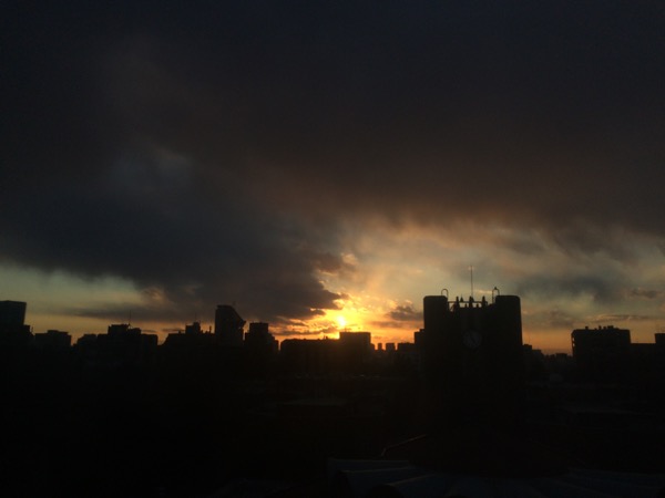 夕陽と黒雲。