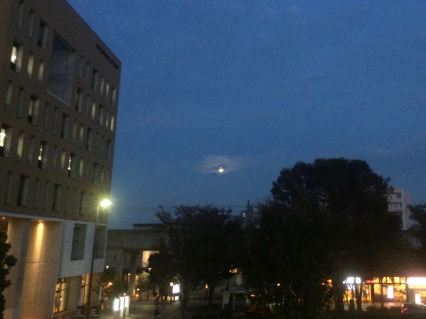 柏の葉キャンパス駅に昇る月。