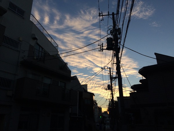電柱に夕焼け空。これも日本の風景。