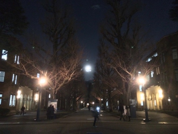 安田講堂に昇れる月。