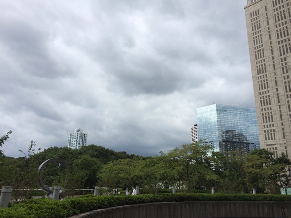 東京都心の雲行きは怪しい。