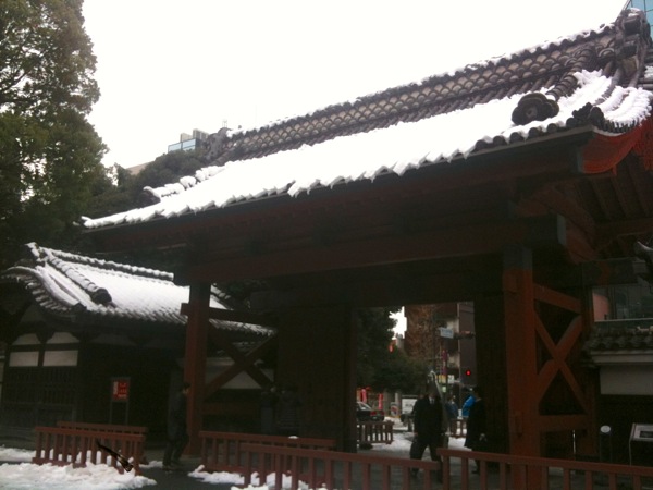 雪のずり落ちてきた赤門。