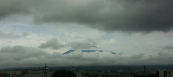 雲間に見える富士。