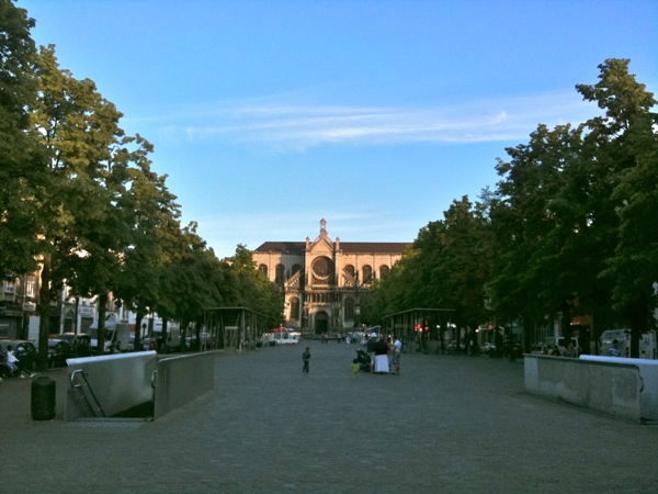 聖カタリナ聖堂前広場。