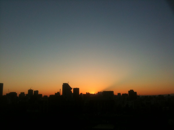 夕焼けに富士の影。
