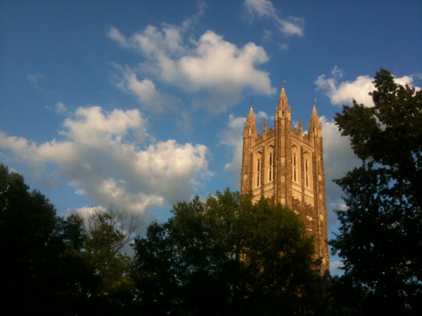 夕陽のあたる大学の塔。