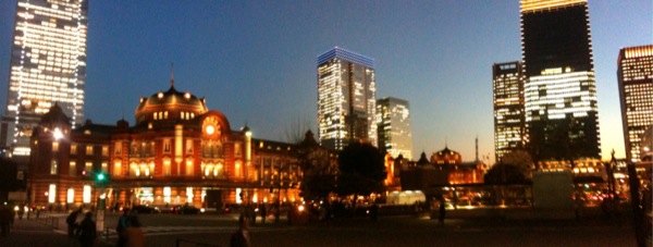 東京駅の夜景。
