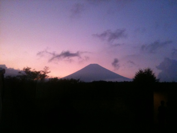 黒く聳える富士。