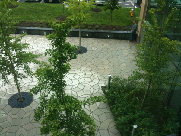 研究所の外側の敷石が Penrose tile です。